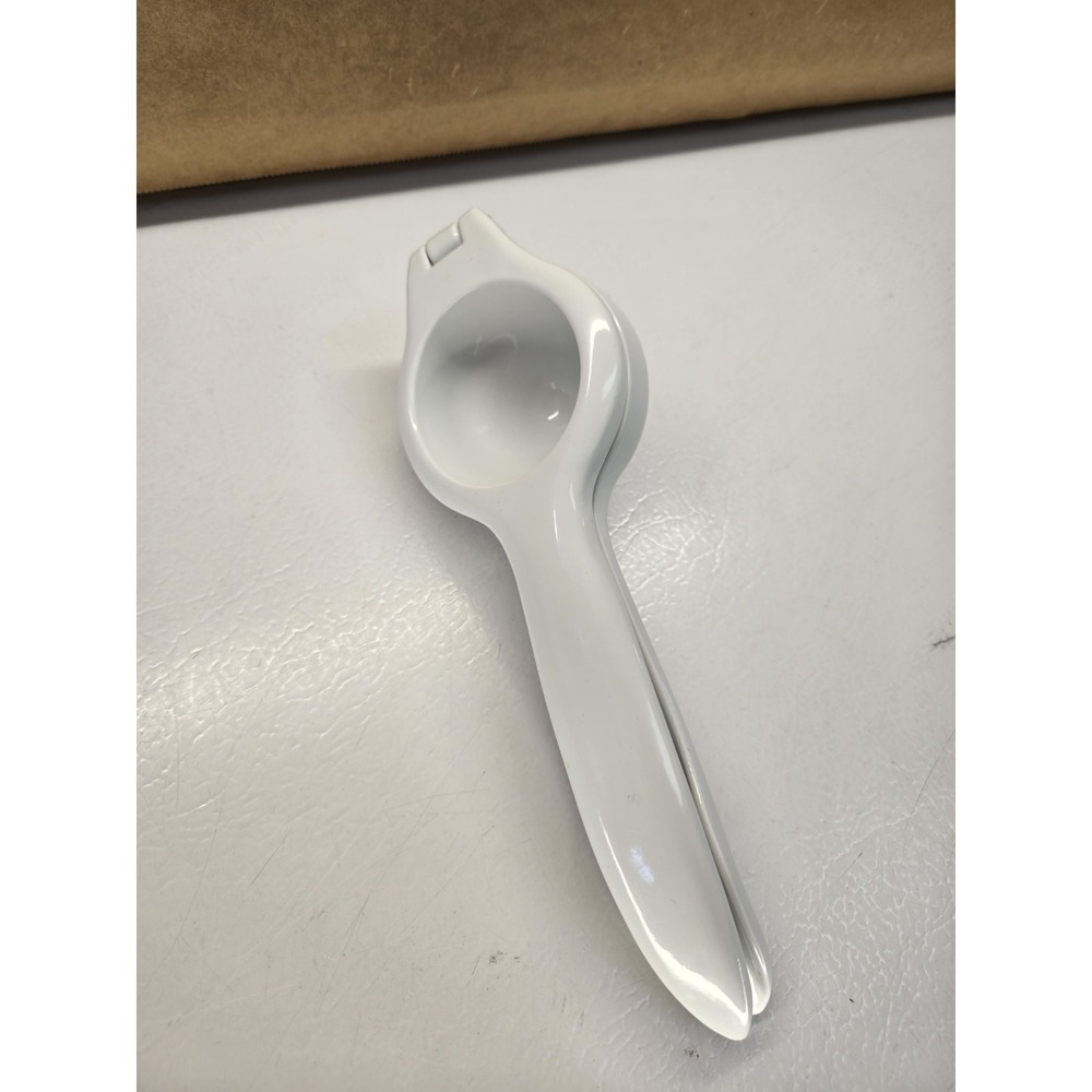 Pampered Chef #2595 Citrus Press One-Handed White Glossy Fresh Lemon Lime Juicer